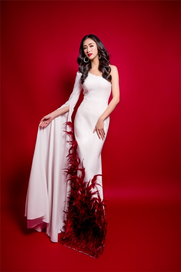
Hai bộ váy lấy sắc trắng tinh khôi làm chủ đạo kết hợp chi tiết đính kết lông vũ có gam đỏ nổi bật. Thiết kế đuôi cá được dự đoán sẽ là trang phục trình diễn chính thức của Hà Thu trên sân khấu chung kết Miss Intercontinential 2015.